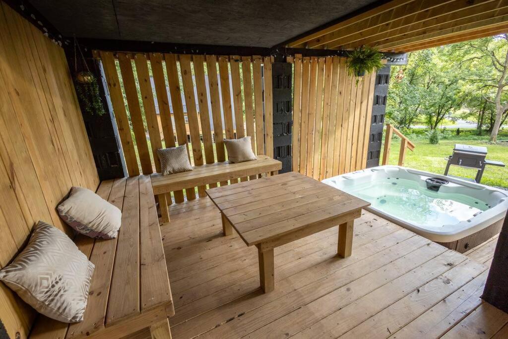 Valhalla Cabins Aframes With Hot Tubs & Sauna Cosby المظهر الخارجي الصورة